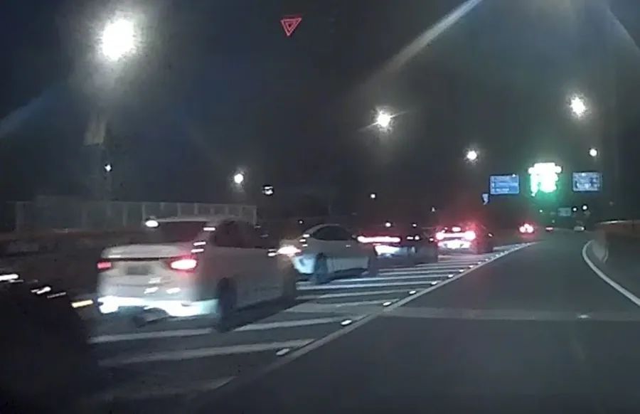 事发上海高速！多车“扎堆”停靠，还有人下车拍照！场面太惊险