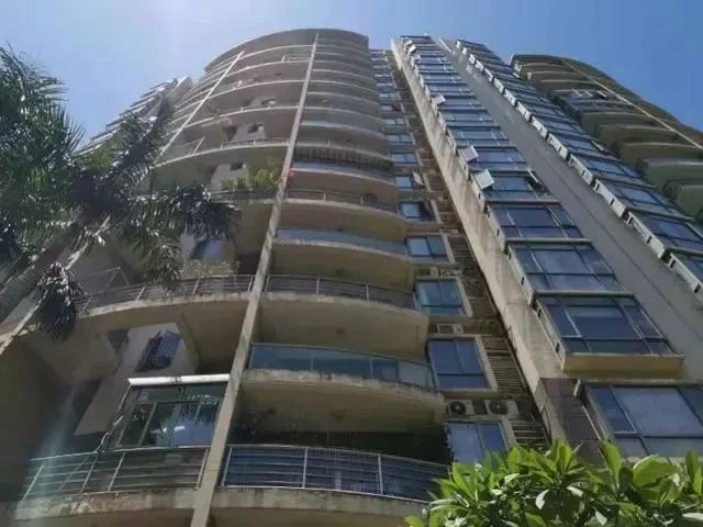 4岁女童从8米高阳台坠落！事发时家人…