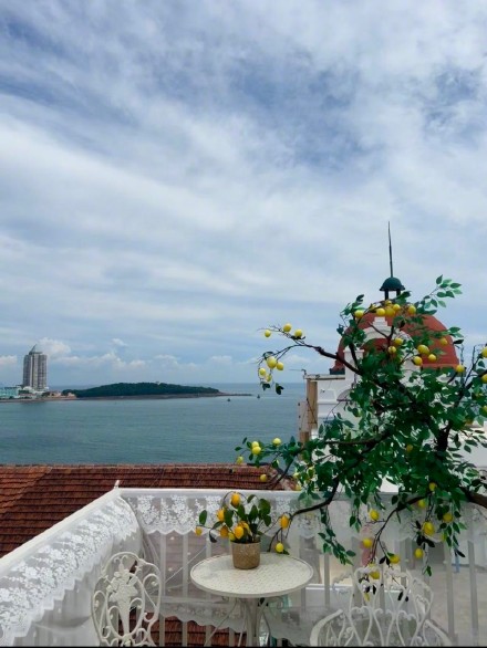 青岛一网友因“海景照”探店发现竟是墙上一幅画，咖啡店老板：遭不明人士网暴将报警