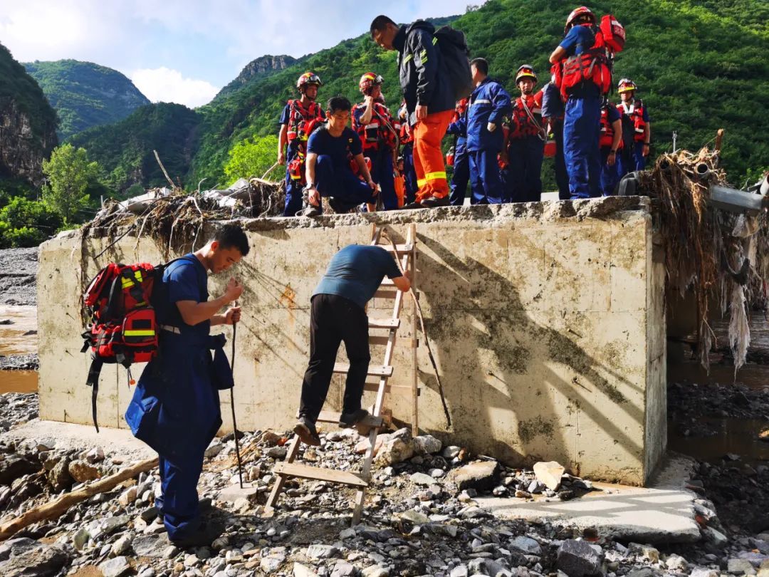 北京消防突击进入三个被困村！解救数十位被困人员！