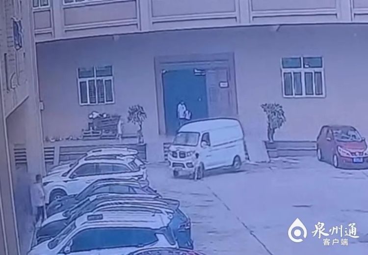 惊险!4岁男童被卷入车底,竟奇迹生还 惊险!4岁男童被卷入车底,竟奇迹生还