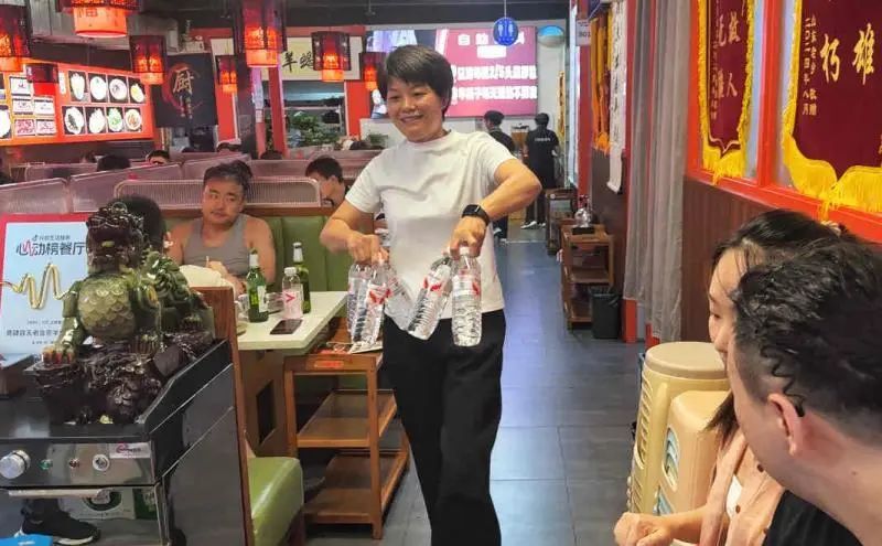 英雄逝去一年：食客排长队守护小店，家属捐善款帮助他人