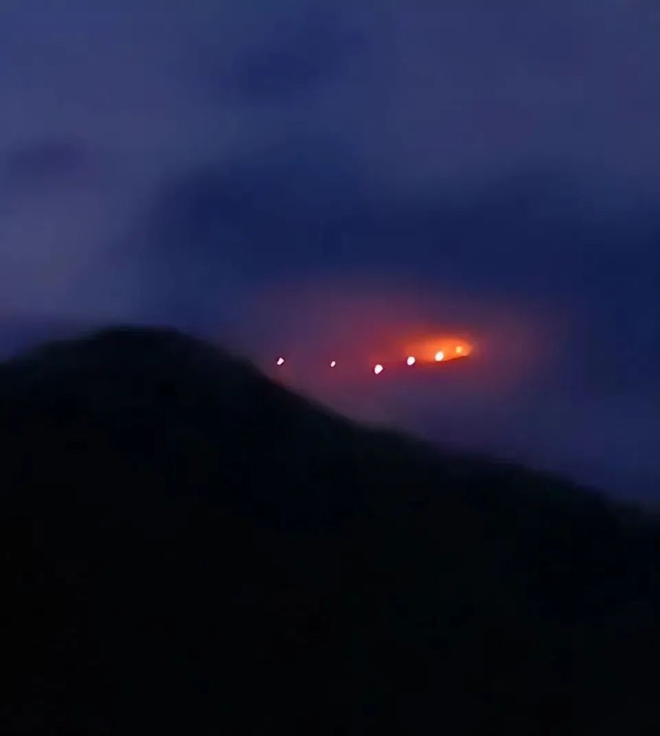 贵州一地夜空现“一串橘黄色圆球”不明飞行物，多方回应：不清楚具体是啥