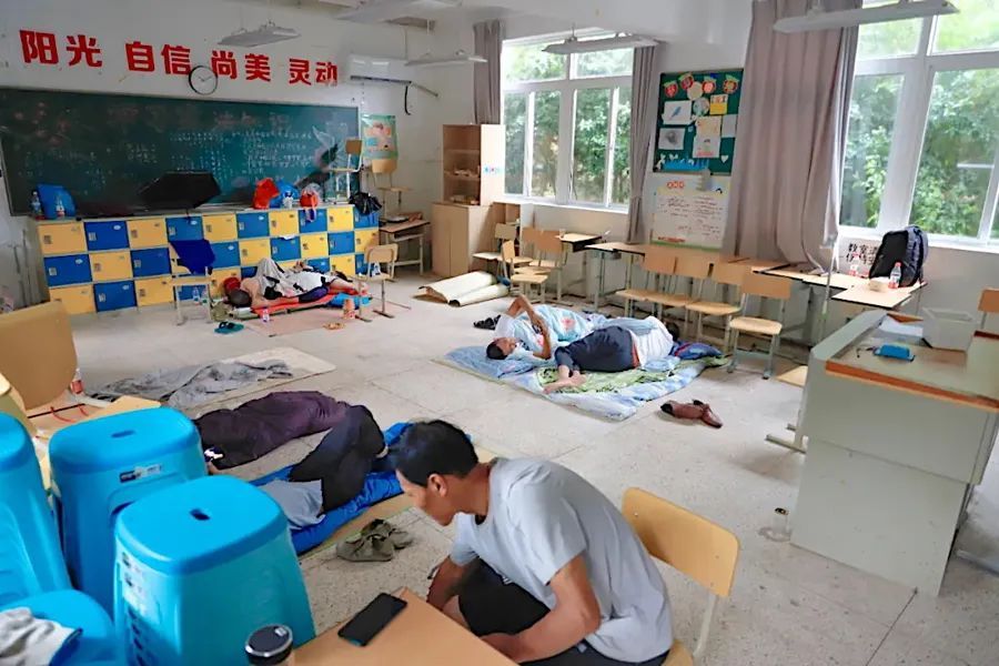 上海列车大面积晚点、停运！G40沪陕高速长江大桥封闭！警惕，上海今夜将风雨再起