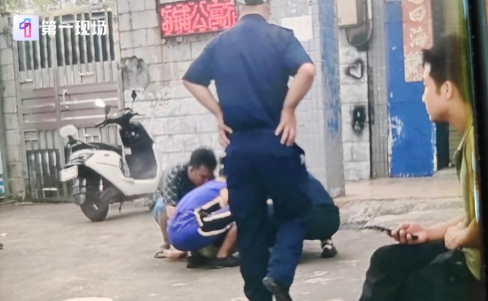 4岁女童从8米高阳台坠落！事发时家人…