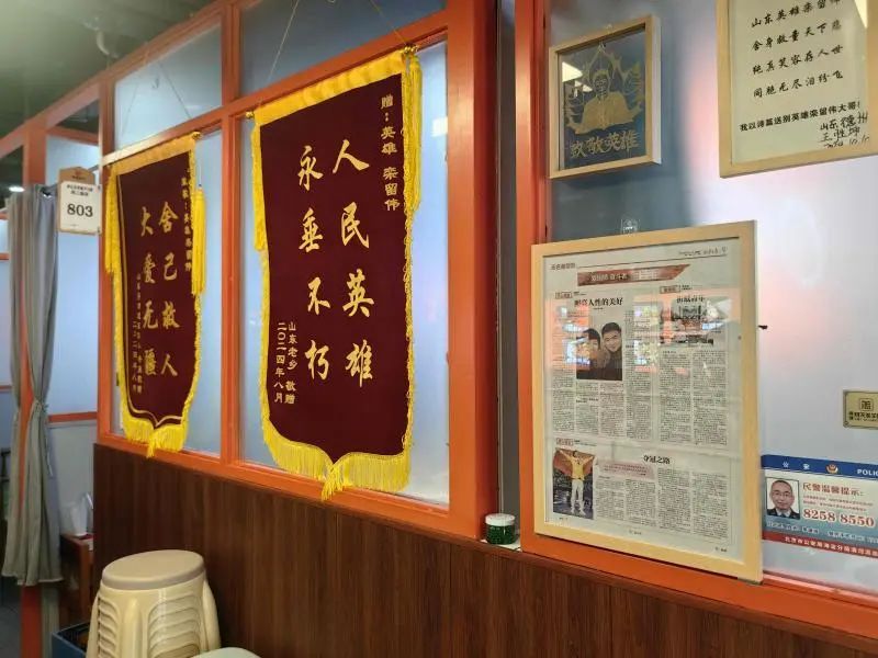 英雄逝去一年：食客排长队守护小店，家属捐善款帮助他人