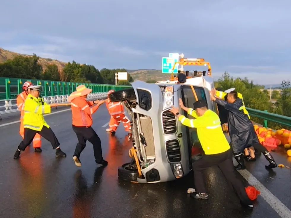 货车侧翻水果散落一地 高速交警化身“搬运工”紧急救助 货车侧翻水果散落一地 高速交警化身“搬运工”紧急救助