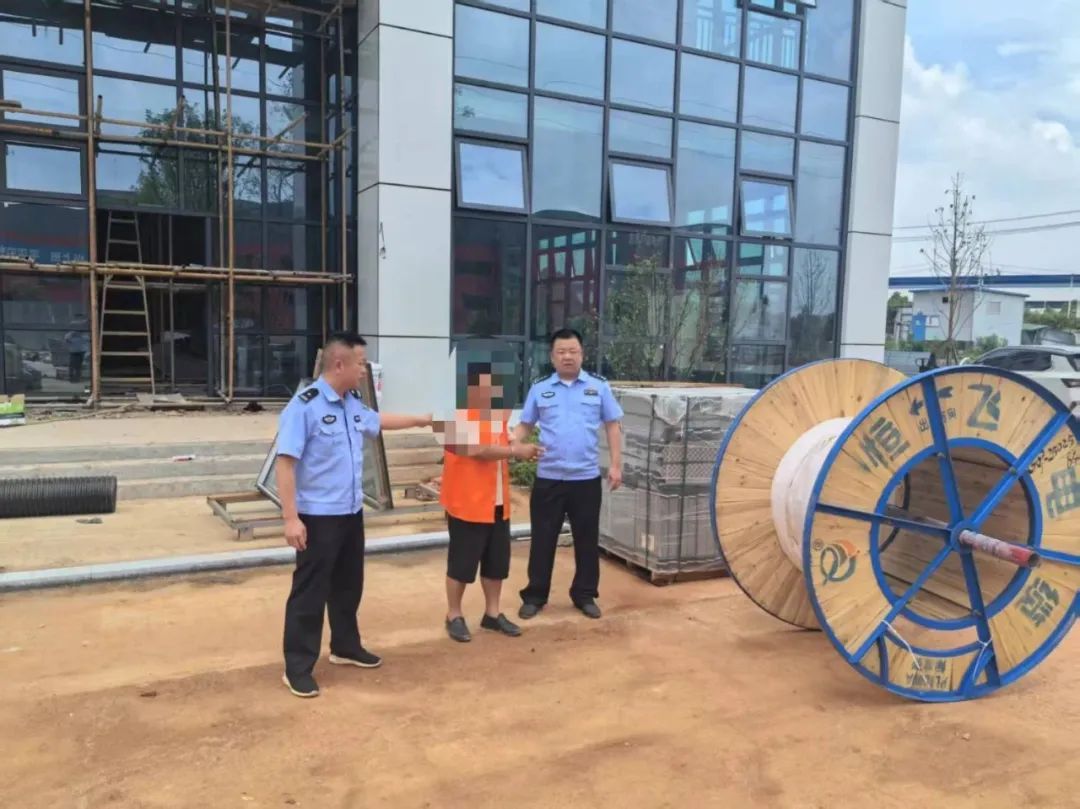 抓捕现场,民警突然收起手铐,集体“撒谎”…… 抓捕现场,民警突然收起手铐,集体“撒谎”……