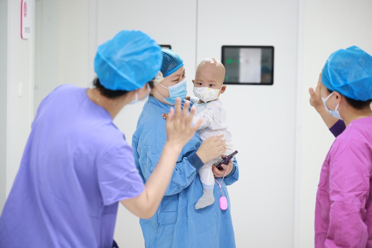 一岁神经母细胞瘤患儿自体移植成功出仓