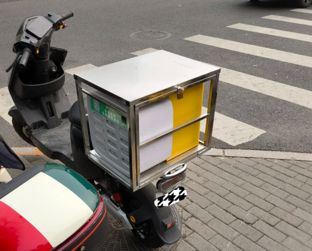 上海街头大量出现充电宝专车，执法部门：占道经营有漏电起火风险，严查！