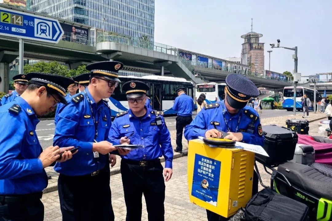 上海街头大量出现充电宝专车，执法部门：占道经营有漏电起火风险，严查！