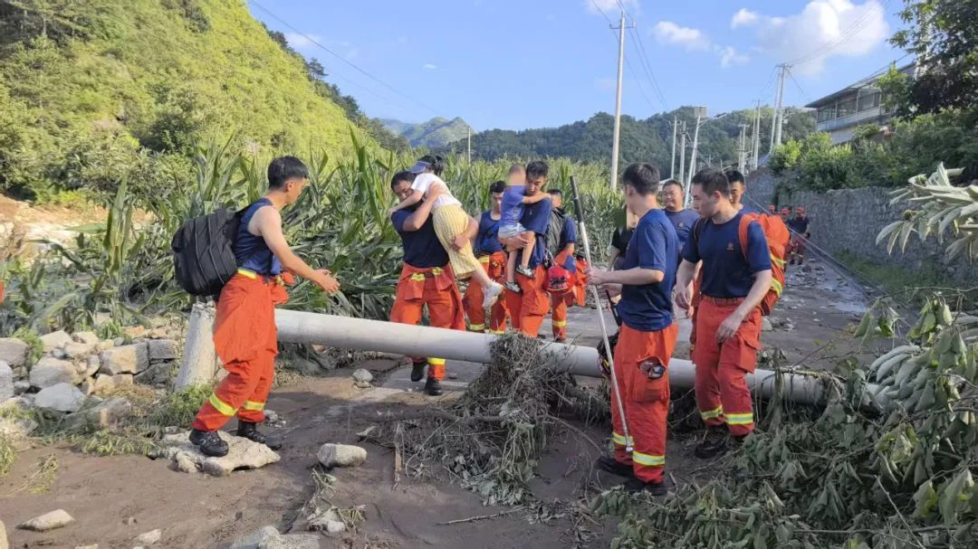 徒步16公里，北京大兴区消防救援支队转移15名被困人员