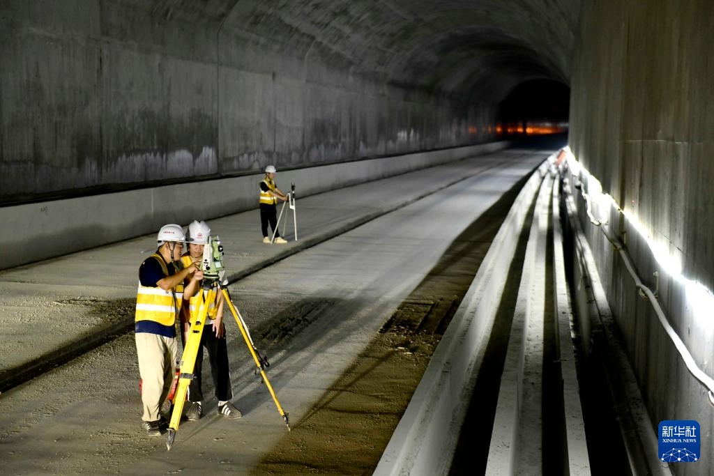 济滨高铁机场隧道贯通 济滨高铁机场隧道贯通
