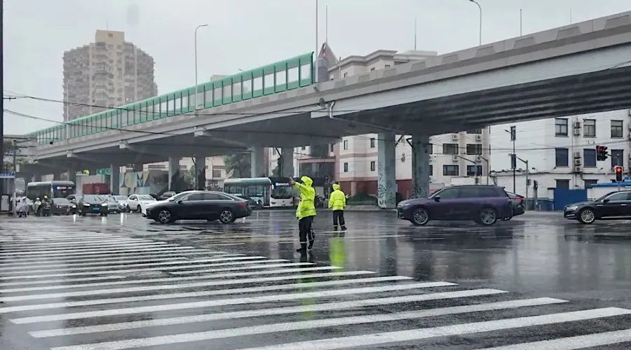 上海列车大面积晚点、停运！G40沪陕高速长江大桥封闭！警惕，上海今夜将风雨再起