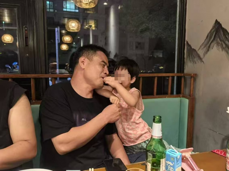 英雄逝去一年：食客排长队守护小店，家属捐善款帮助他人