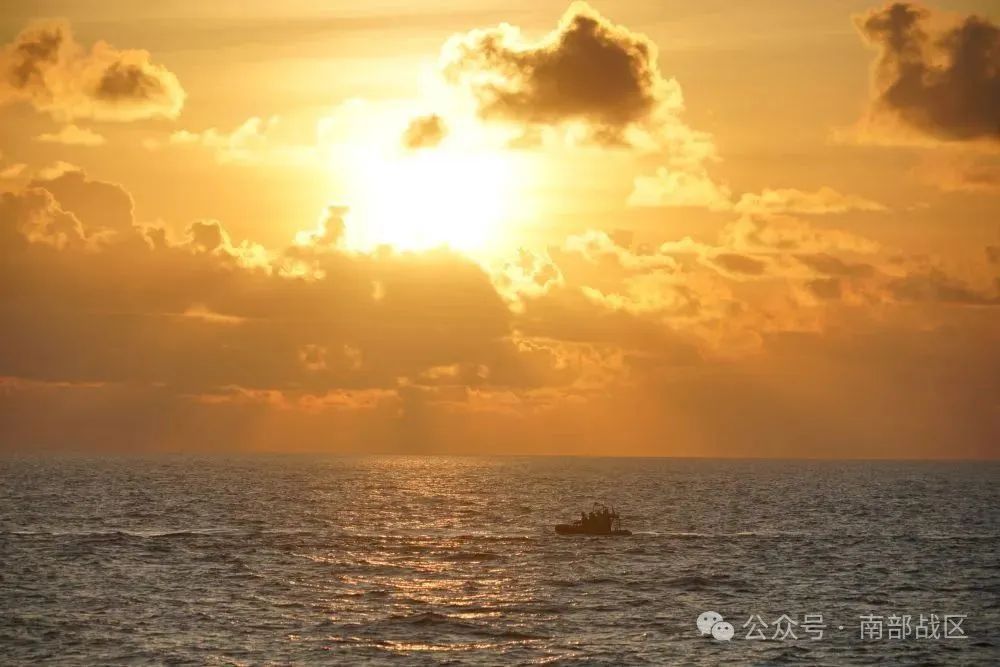 中国海警的守护下，黄岩岛的夏日