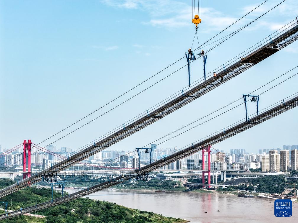重庆黄桷沱长江大桥主缆架设完成