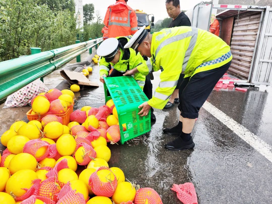 货车侧翻水果散落一地 高速交警化身“搬运工”紧急救助 货车侧翻水果散落一地 高速交警化身“搬运工”紧急救助