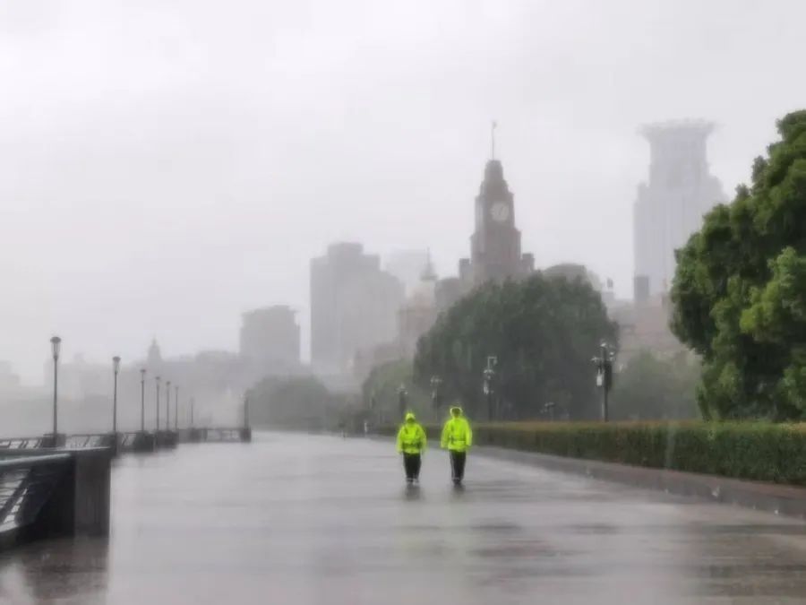 台风“竹节草”影响上海，有游客被困在外滩？官方辟谣