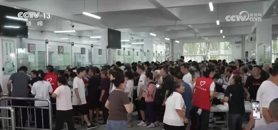 超5万人连夜撤离 镜头记录安置点里的24小时守护