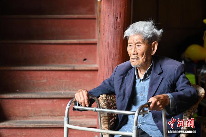 云南102岁抗战老兵何绍从：从不后悔上战场