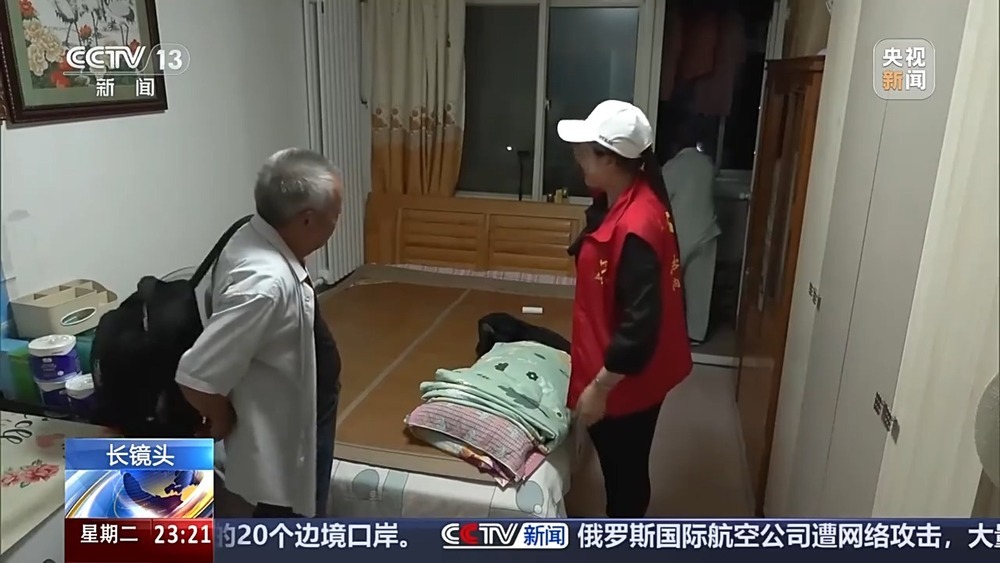 与洪水赛跑！河北三河深夜转移5万余人 镜头记录不眠夜