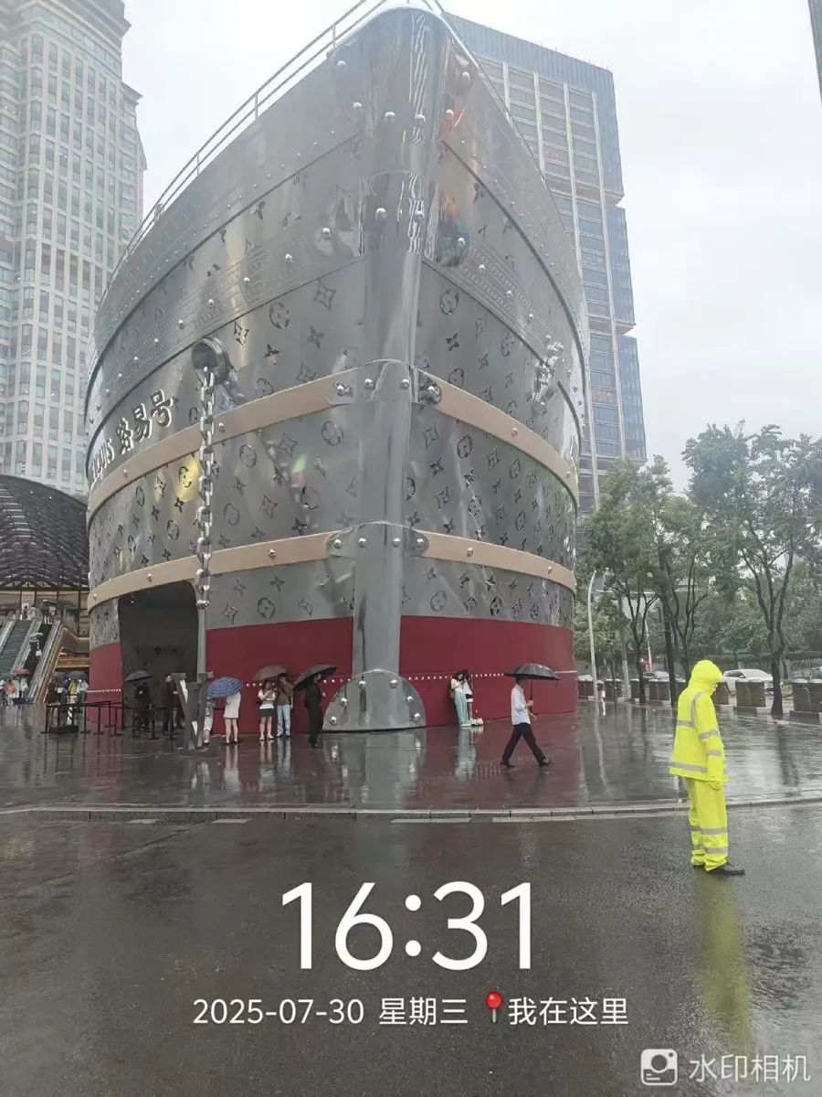 上海台风天，LV巨轮“启航”了？大量游客被困外滩？都是假的！