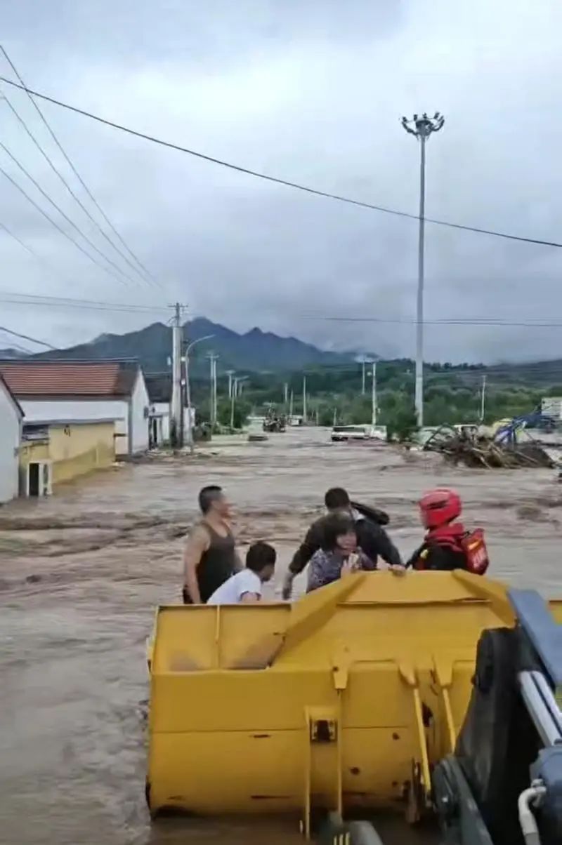 北京暴雨中的“铲车侠”：救了差不多100人