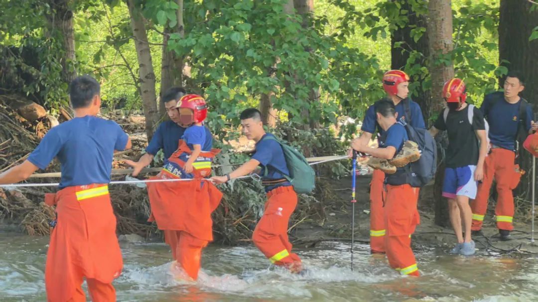 徒步16公里，北京大兴区消防救援支队转移15名被困人员