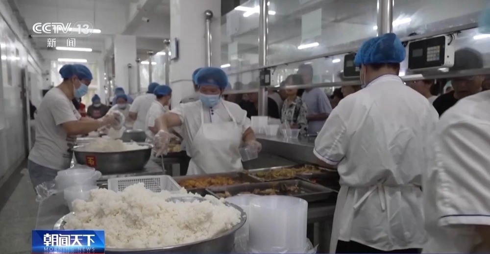 河北三河因强降雨紧急转移超5万人 来看安置点里的24小时守护