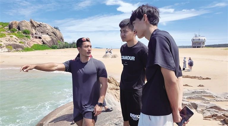 休假中的民警纵身入海,半小时从暗流中救回落水者 休假中的民警纵身入海,半小时从暗流中救回落水者