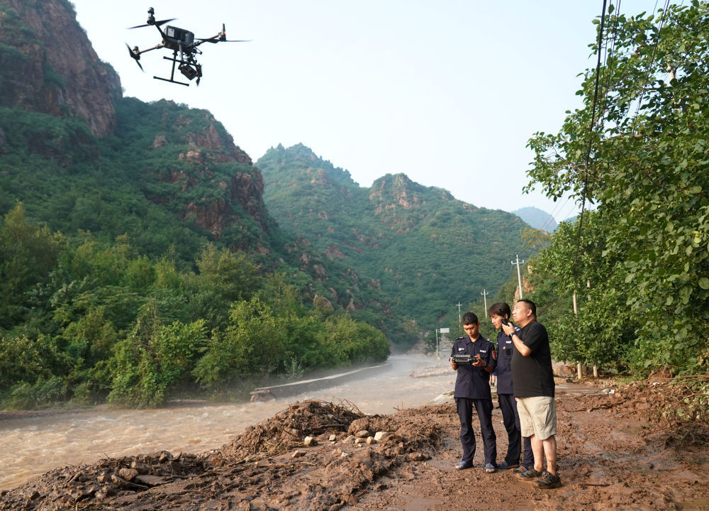 北京：暴雨中的营救
