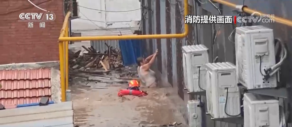 危急时刻感谢有你!洪水救援中这些温暖的力量令人难忘 危急时刻感谢有你!洪水救援中这些温暖的力量令人难忘