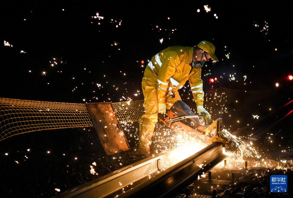 深山雨夜整修忙