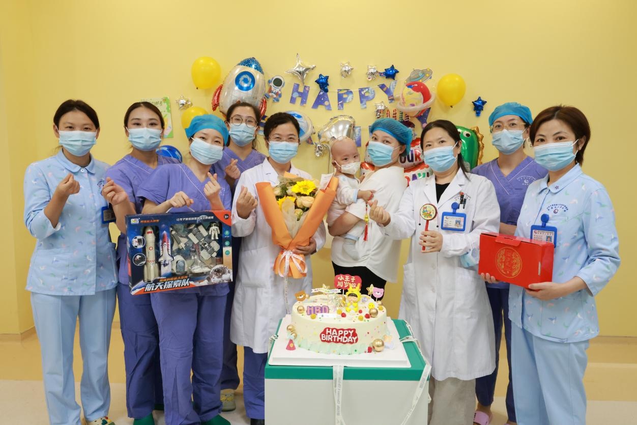 一岁神经母细胞瘤患儿自体移植成功出仓