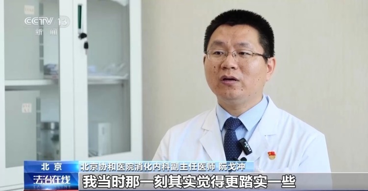 老人突发疾病晕倒 一群陌生人在地铁站上演“生命接力”