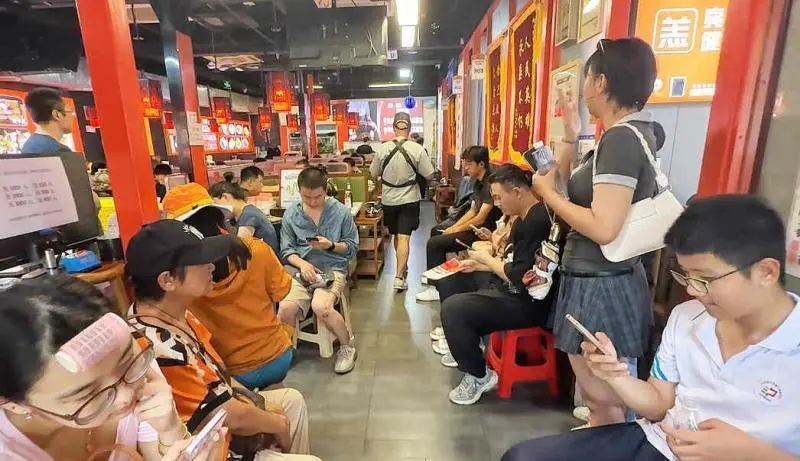 英雄逝去一年：食客排长队守护小店，家属捐善款帮助他人