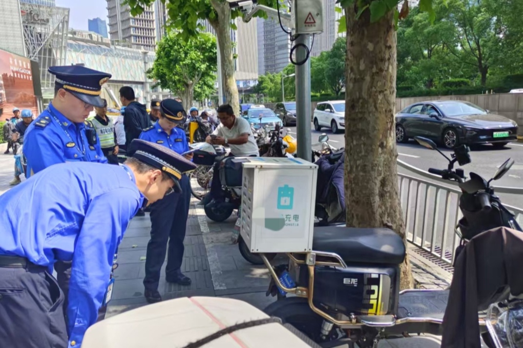 上海街头大量出现充电宝专车，执法部门：占道经营有漏电起火风险，严查！