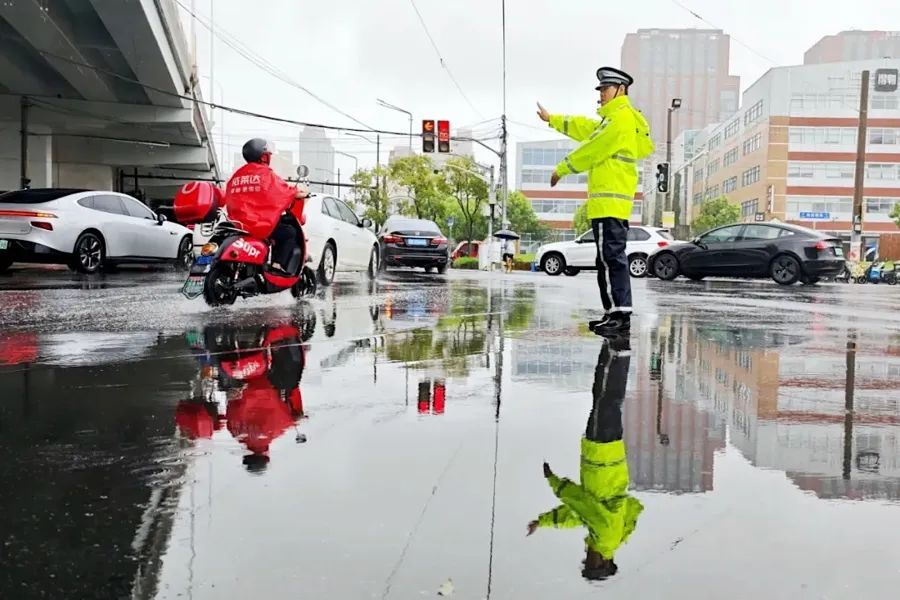上海列车大面积晚点、停运！G40沪陕高速长江大桥封闭！警惕，上海今夜将风雨再起