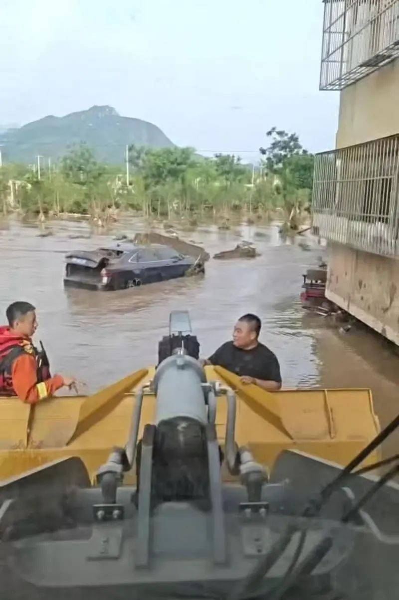 北京暴雨中的“铲车侠”：救了差不多100人
