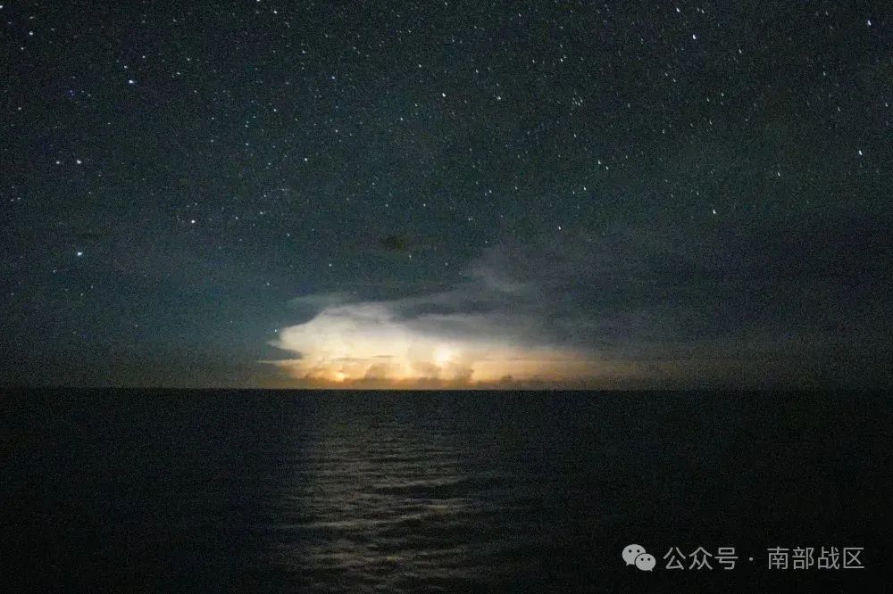 中国海警的守护下，黄岩岛的夏日