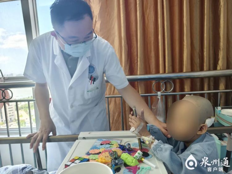 惊险!4岁男童被卷入车底,竟奇迹生还 惊险!4岁男童被卷入车底,竟奇迹生还