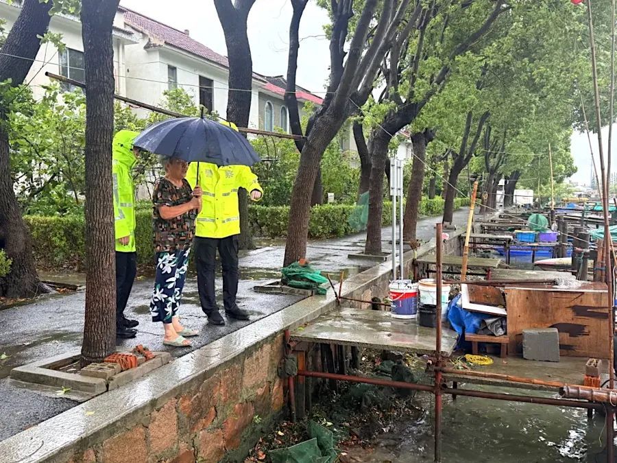上海列车大面积晚点、停运！G40沪陕高速长江大桥封闭！警惕，上海今夜将风雨再起
