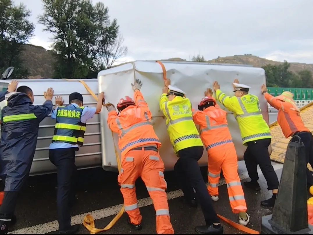 货车侧翻水果散落一地 高速交警化身“搬运工”紧急救助 货车侧翻水果散落一地 高速交警化身“搬运工”紧急救助