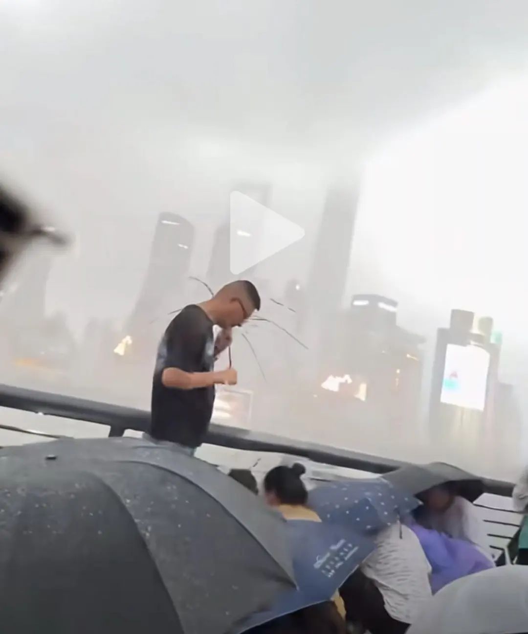 上海台风天，LV巨轮“启航”了？大量游客被困外滩？都是假的！