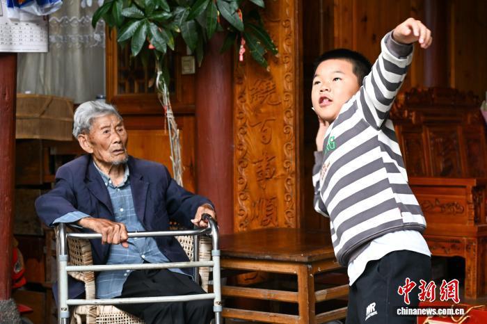 云南102岁抗战老兵何绍从：从不后悔上战场