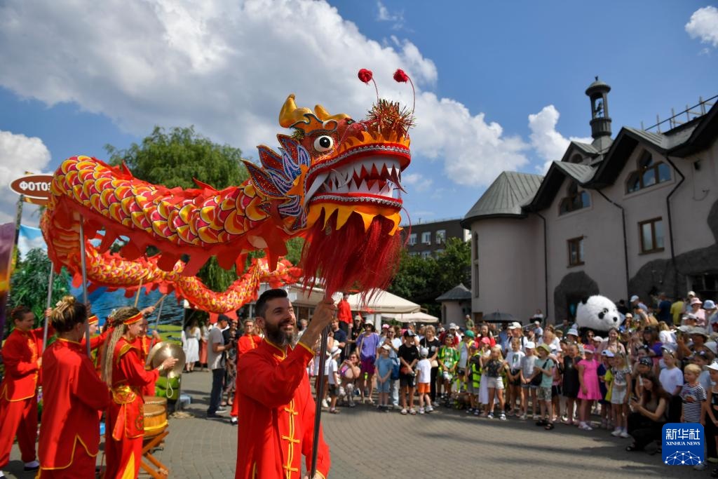 莫斯科动物园为旅俄大熊猫“丁丁”庆生