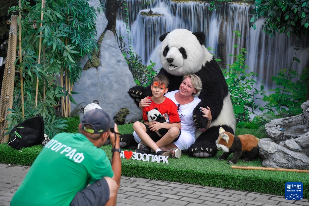 莫斯科动物园为旅俄大熊猫“丁丁”庆生