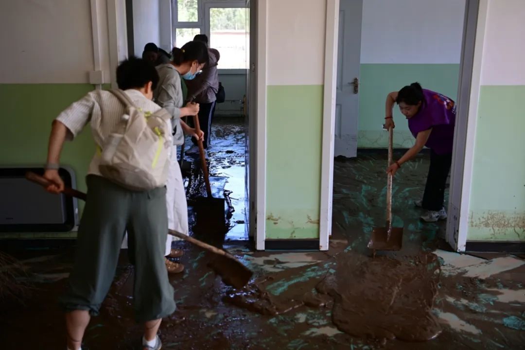 她把家里的挂面、大米、蔬菜、肉都拿出来了……