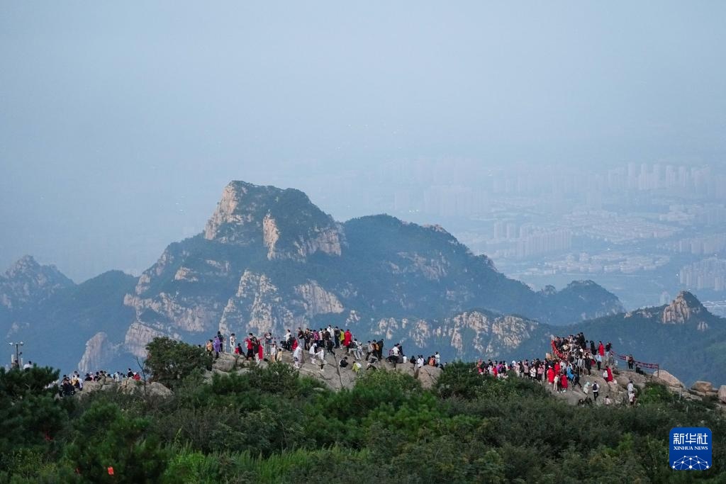 山东泰安:暑期泰山游客旺 山东泰安:暑期泰山游客旺